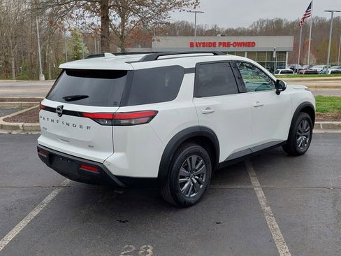 Used 2024 Nissan Pathfinder SV image 11