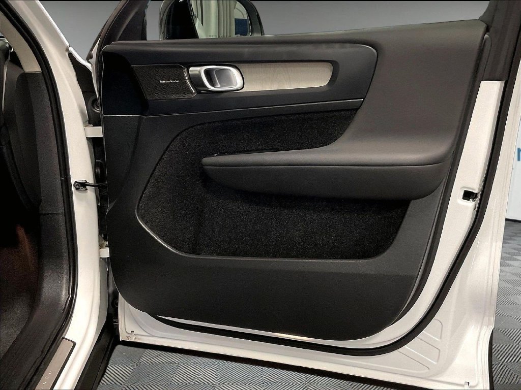 Used 2024 Volvo XC40 B5 Plus w/ Protection Package Premier AWD/4WD image 12