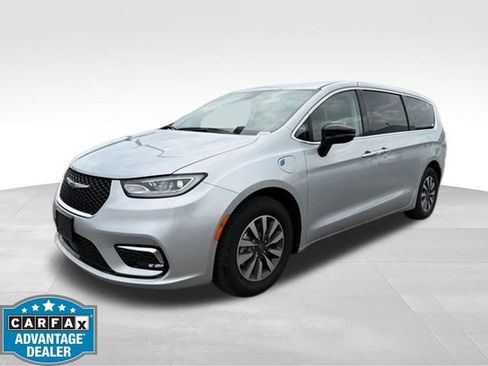 Used 2024 Chrysler Pacifica Limited FWD image 8