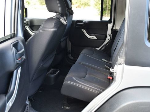 Used 2016 Jeep Wrangler Unlimited Rubicon w/ Connectivity Group AWD/4WD image 44