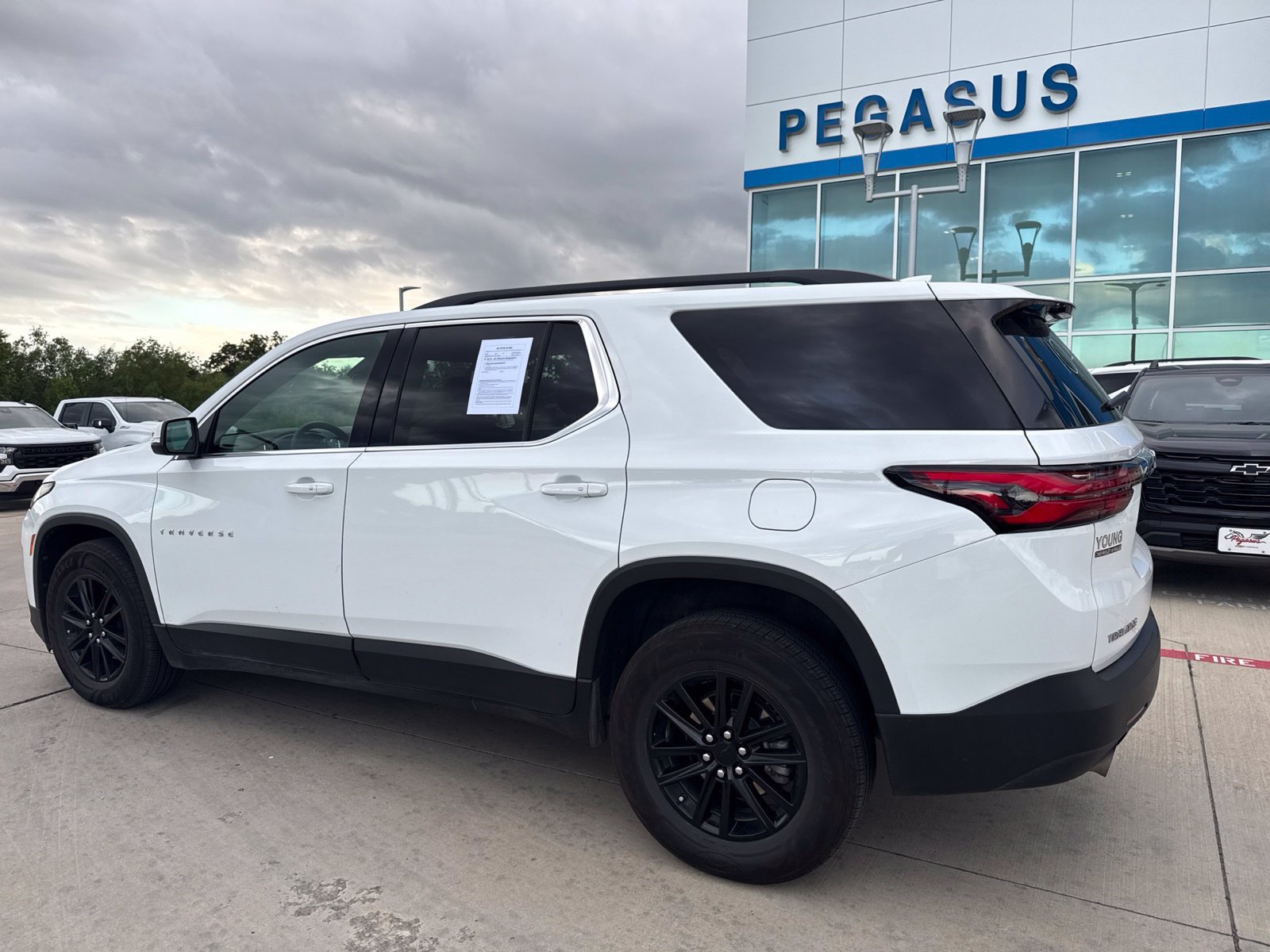Used 2023 Chevrolet Traverse LT FWD image 3