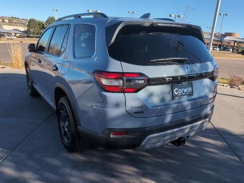 Used 2025 Honda Pilot TrailSport image 5