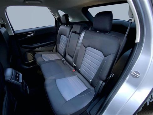 Used 2018 Ford Edge SE image 14