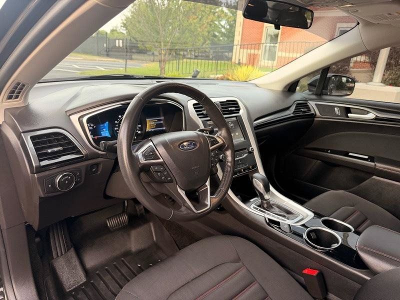 Used 2013 Ford Fusion SE FWD image 12