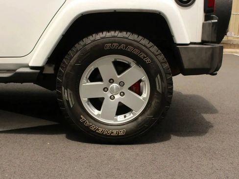 Used 2012 Jeep Wrangler Unlimited Sahara w/ Connectivity Group AWD/4WD image 10