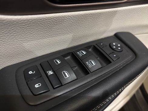 Used 2023 Chrysler Voyager LX image 18