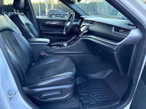 Used 2023 Jeep Grand Cherokee L Laredo image 9