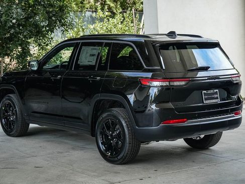 New 2026 Jeep Grand Cherokee Altitude image 4