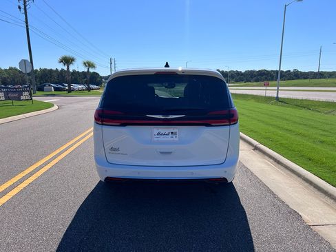 Certified 2025 Chrysler Pacifica Select FWD image 5