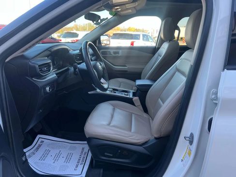 Used 2022 Ford Explorer XLT w/ Equipment Group 202A image 13