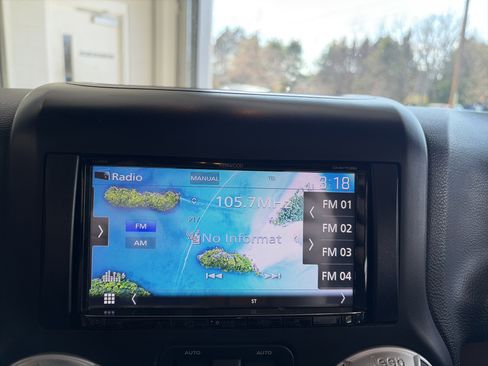 Used 2017 Jeep Wrangler Unlimited Sahara image 33