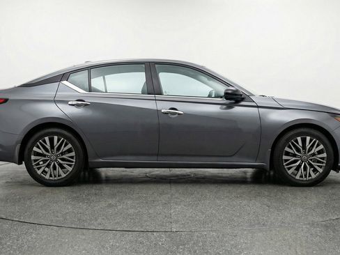 Used 2025 Nissan Altima 2.5 SV image 11
