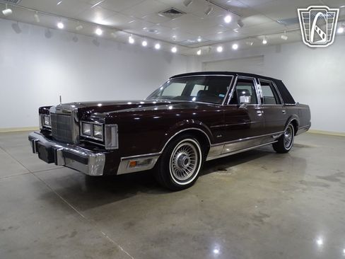 Used 1988 Lincoln Town Car image 3