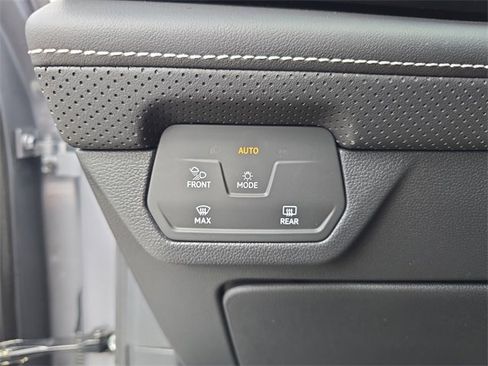 Used 2025 Volkswagen Atlas SE image 21