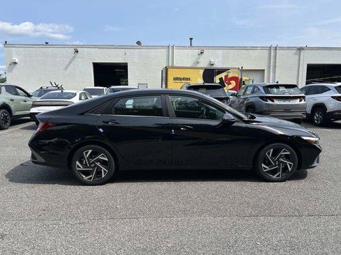 New 2026 Hyundai Elantra Limited FWD image 2