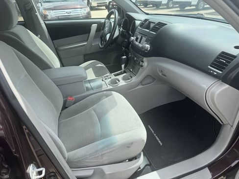 Used 2012 Toyota Highlander FWD w/ Tech Pkg image 10