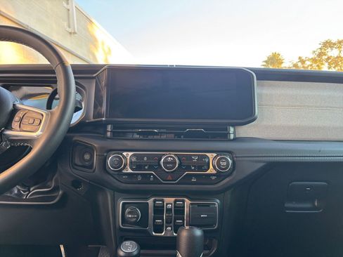 Used 2025 Jeep Wrangler Sahara image 18