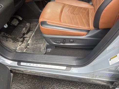 Used 2024 Nissan Pathfinder Platinum image 8