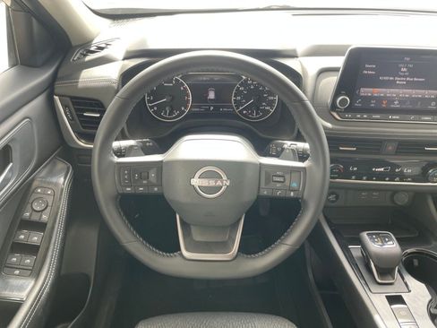 Used 2025 Nissan Rogue SV image 30