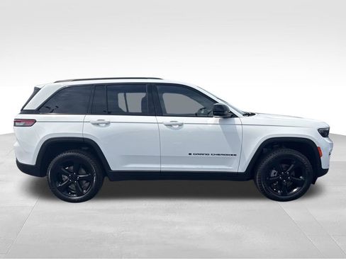 Used 2023 Jeep Grand Cherokee Altitude AWD/4WD image 2