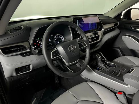 Used 2026 Toyota Highlander XLE AWD/4WD image 12