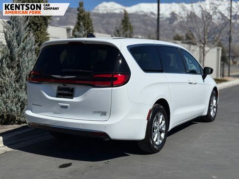 Used 2026 Chrysler Pacifica Limited image 9