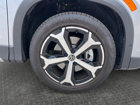 Certified 2025 Volkswagen Tiguan SE AWD/4WD image 17