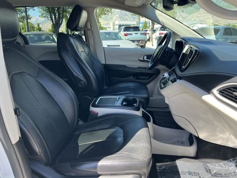 Used 2022 Chrysler Pacifica Touring-L FWD image 17