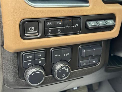 Used 2021 Chevrolet Suburban Premier w/ Premium Package image 19