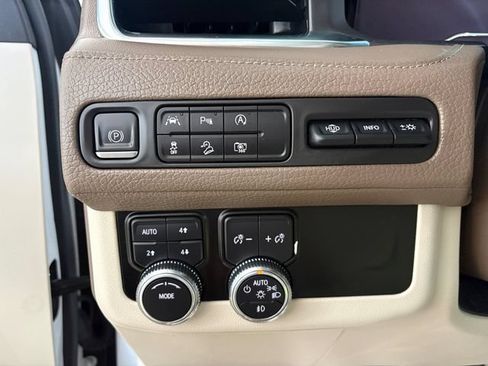 Used 2023 GMC Yukon Denali AWD/4WD image 20