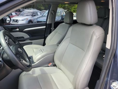 Used 2019 Toyota Highlander XLE AWD/4WD image 21