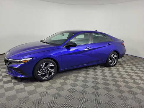 Used 2025 Hyundai Elantra Sport FWD image 2