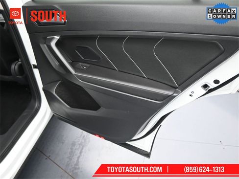 Used 2024 Volkswagen Tiguan SE image 32