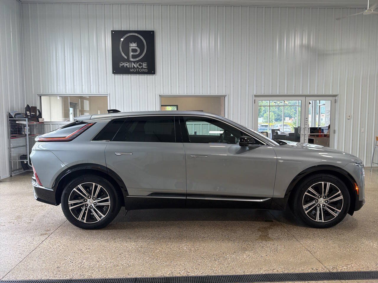 Used 2024 Cadillac Lyriq Luxury AWD/4WD image 6