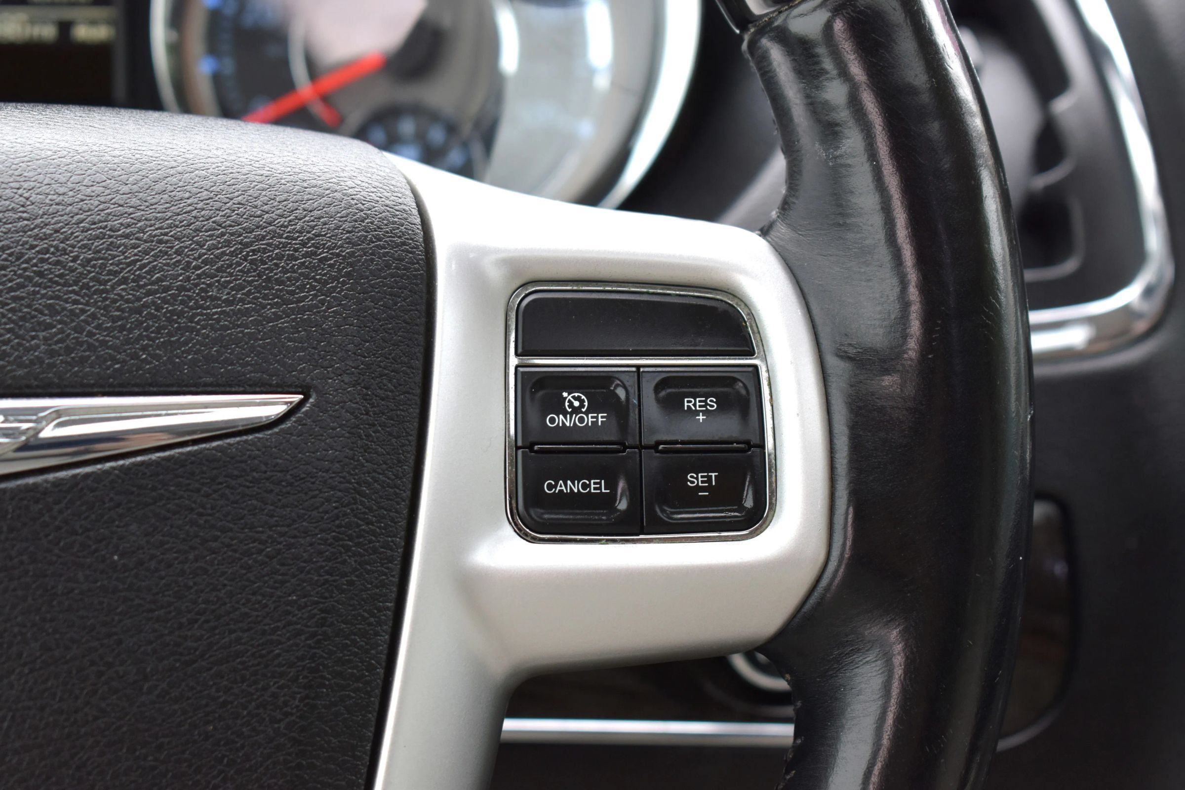 Used 2014 Chrysler Town & Country Limited w/ Luxury Group FWD image 17