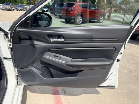 Used 2024 Nissan Altima 2.5 SV AWD/4WD image 18