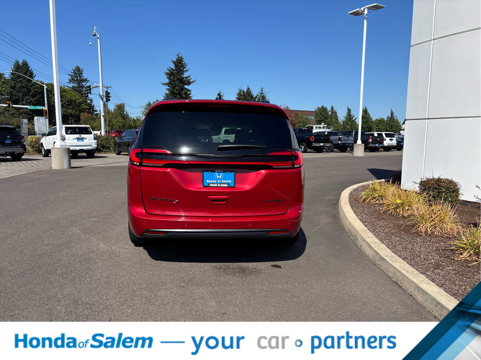Used 2025 Chrysler Pacifica Limited FWD image 5