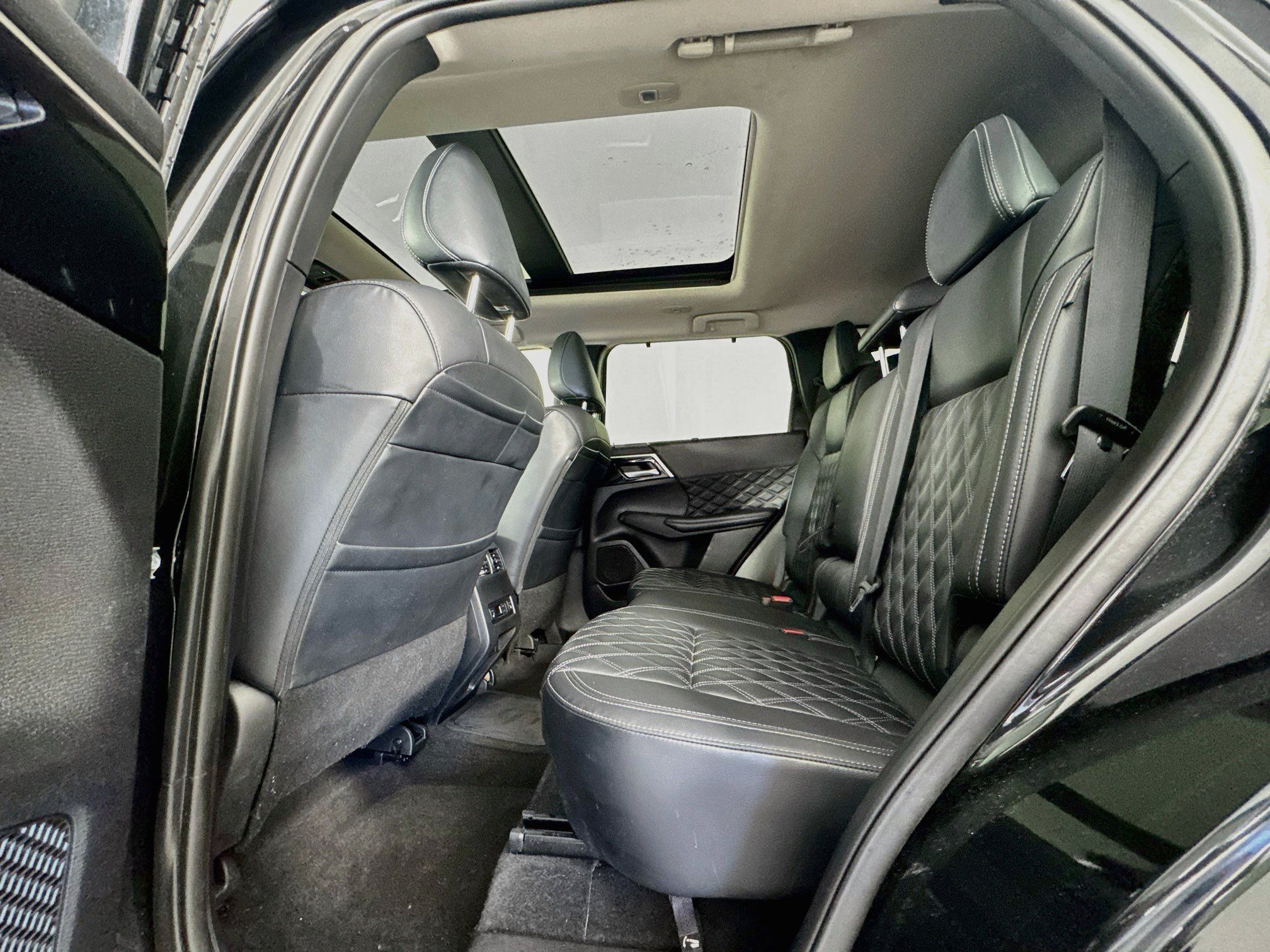 Used 2025 Mitsubishi Outlander 4WD Plug-In Hybrid image 25