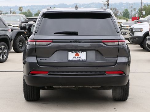 Used 2022 Jeep Grand Cherokee Altitude AWD/4WD image 5