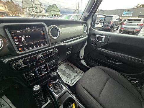 Used 2023 Jeep Wrangler Unlimited Sahara image 11
