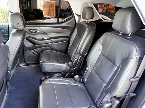 Used 2021 Chevrolet Traverse LT image 15