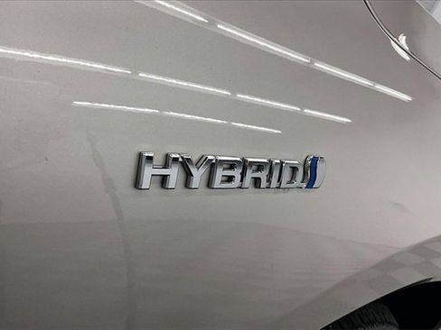 Used 2021 Toyota Venza XLE image 32