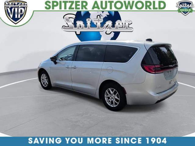 Used 2024 Chrysler Pacifica Touring-L FWD image 7