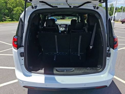 Used 2025 Chrysler Pacifica Limited FWD image 29