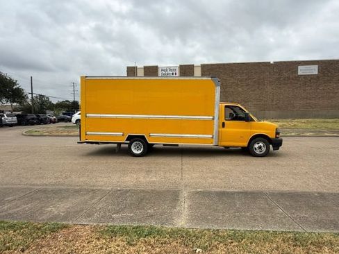 Used 2021 GMC Savana 3500 Extended w/ Power Convenience Package RWD image 5