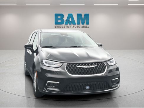 Used 2024 Chrysler Pacifica Touring-L FWD image 2