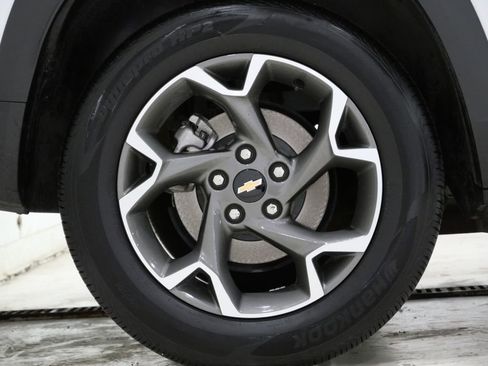 Used 2025 Chevrolet Trax LT w/ Sunroof Package FWD image 9