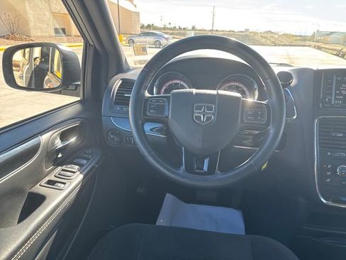 Used 2018 Dodge Grand Caravan SE image 13