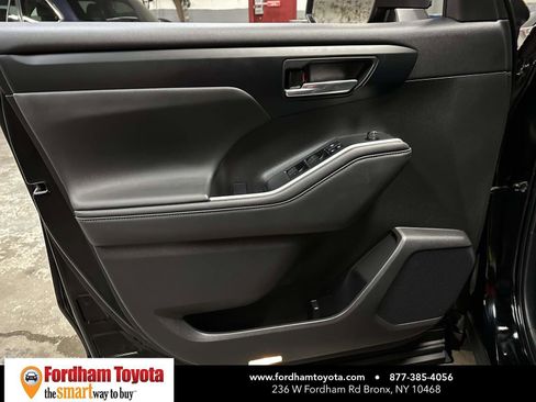 Used 2022 Toyota Highlander XLE AWD/4WD image 20