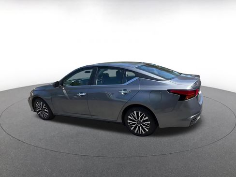 Used 2025 Nissan Altima 2.5 SV FWD image 10